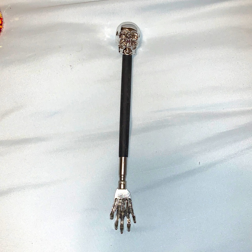 Exstendable skull back scratcher